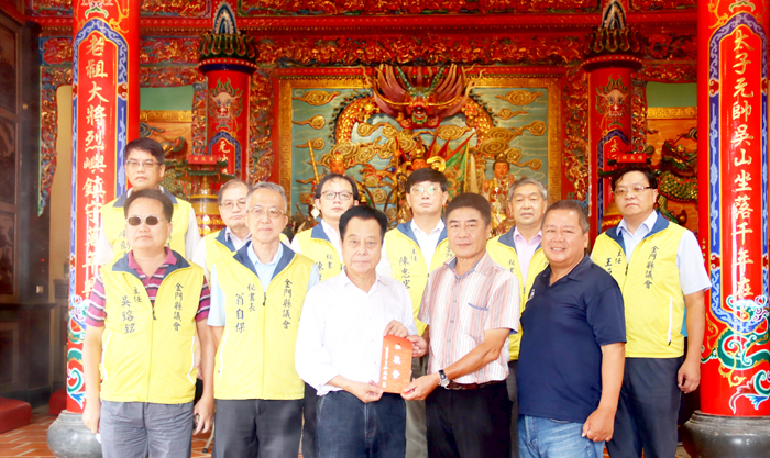議長洪允典昨率議會團隊至烈嶼天師宮、三玄宮參香祈福。（議會提供）