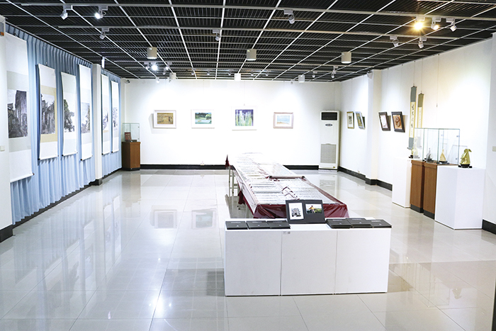 「鄉緣八達-洪郁大、洪永善、洪松柏雕塑書畫展」即日起至9月10日止於烈嶼鄉文化館展出,歡迎鄉親踴躍前往觀展。(烈嶼鄉公所提供)