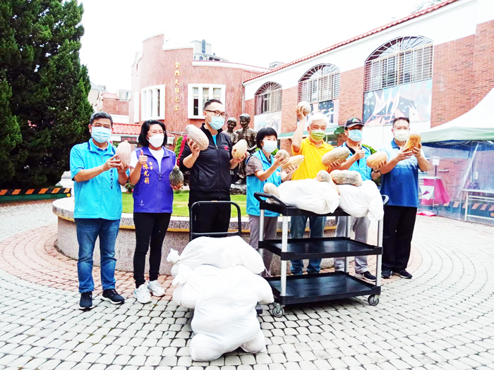 前議員陳滄江、陳尤莉理事長贈送300斤南瓜到大同之家。（大同之家提供）