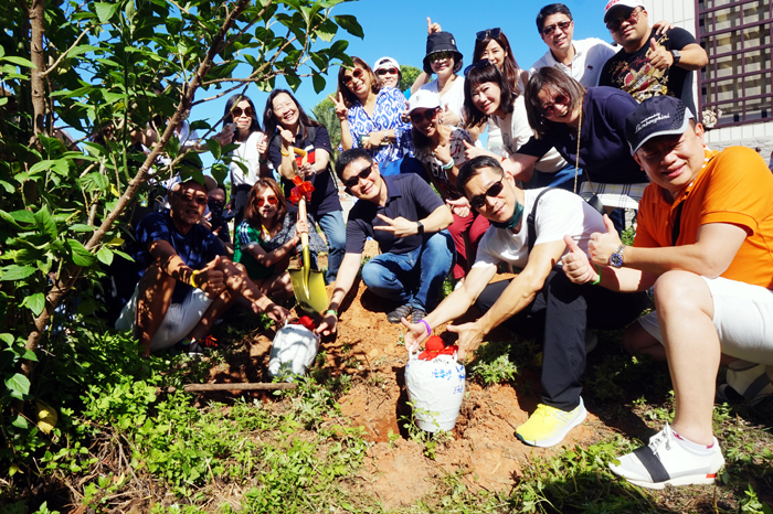 台大EMBA學生在金門埋下高粱酒，象徵友誼「藏藏久久」。（陳冠霖攝）
