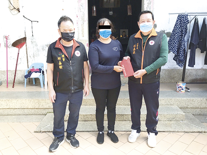 金門縣紅十字會由副會長林再求、理事邱嘉樹等慰問急難鄉親,發放慰問金。(金門紅十字會提供)