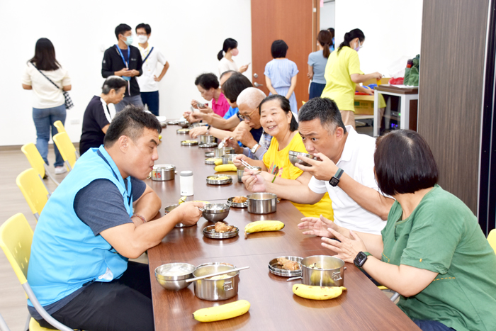 縣長和長輩們一起用餐。（莊煥寧攝）