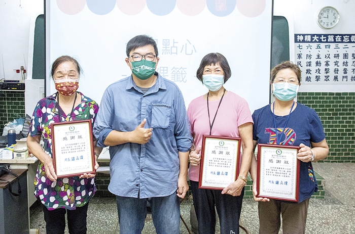 林務所長鐘立偉頒發感謝狀感謝瓊林社區及3位志工阿嬤,謝謝他們讓活動更加精彩。(林務所提供)