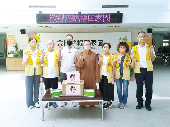佛光會中華總會金寧分會由金蓮淨苑住持滿慈法師帶領分會李浯燕會長、盧志榮副會長、林漢副會長、楊淑賢副會長及前往福田家園致贈快篩試劑。(佛光會中華總會金寧分會提供)