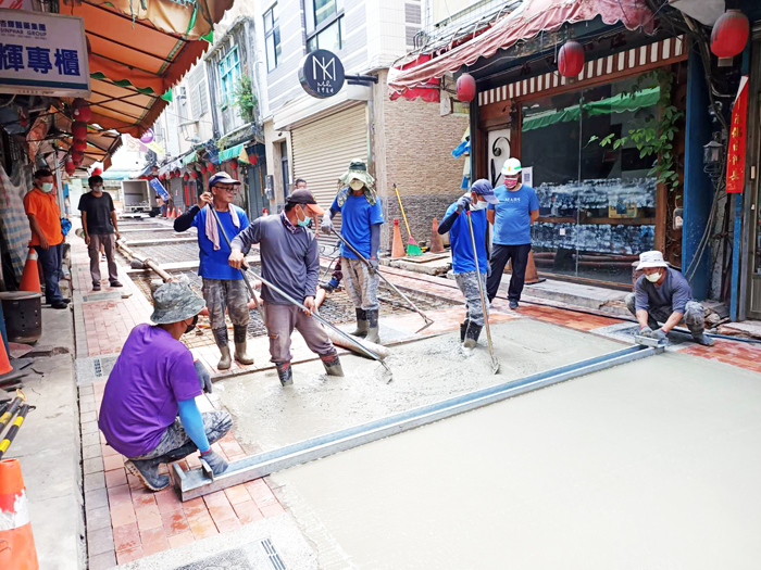 金城鎮公所辦理「中興路暨光前路口街道改善工程」,昨進行灌漿作業,鎮長李誠智前往現場勘查施工作業。(金城鎮公所提供)