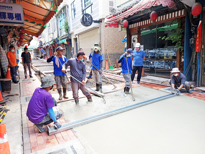 金城鎮公所辦理「中興路暨光前路口街道改善工程」，昨進行灌漿作業，鎮長李誠智前往現場勘查施工作業。（金城鎮公所提供）