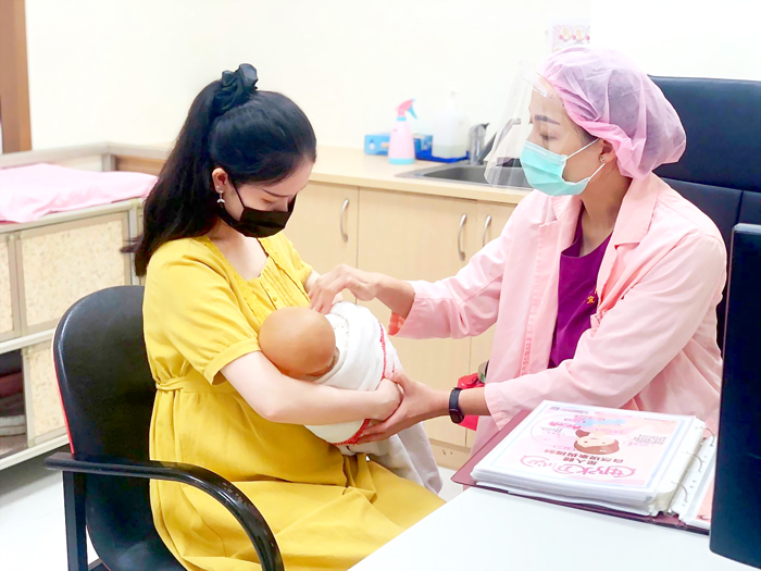 縣衛生局自今年4月起推動「周產期高風險孕產婦（兒）追蹤關懷計畫」，結合金門醫院及李月娥家醫科婦產科診所，給予高風險孕產婦從孕期至產後6周或至6個月的關懷服務。（衛生局提供）