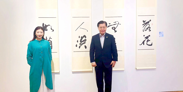 駐新加坡台北代表處代表梁國新(右)與旅星詩人舒然(左)在洛夫書法展場留影。(新加坡傳真)