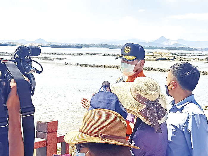 金門海巡隊副隊長陳建文於馬山官澳岸際受訪說明。(金門海巡隊提供)