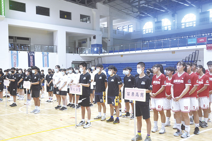 2022金門女子籃球錦標賽暨2022老馬邀請賽，8月12日至14日在金門縣立體育館進行三天的對決；昨日下午並舉行開幕式正式開賽。（李增汪攝）