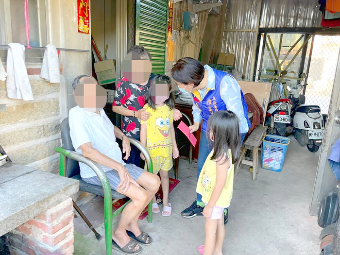 金門縣籍立委陳玉珍關心遭遇急難鄉親,尋求慈善公益團體協助,並前往慰問與瞭解情況。(立委陳玉珍服務處提供)