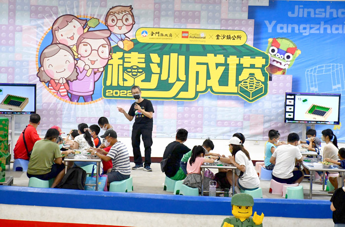 黃彥智教導小朋友拼出微笑碉堡。(楊水詠攝)