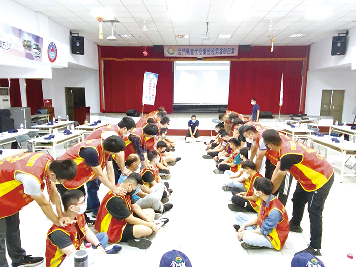 金門縣111年替代役備役役男演訓召集,日前在縣消防局舉行,活動並安排「初級救護員訓練課程基礎」課程,縣府民政處長蔡西湖到場為與訓替代役備役役男加油打氣。(縣府民政處提供)
