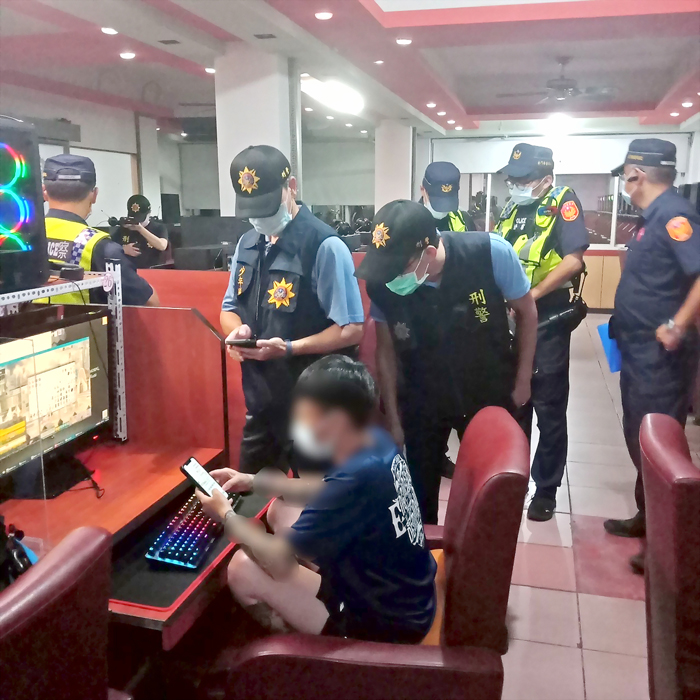 金門縣警局為確保青少年暑期安全,日昨晚間執行全國同步聯合稽查。(金門縣警察局提供)