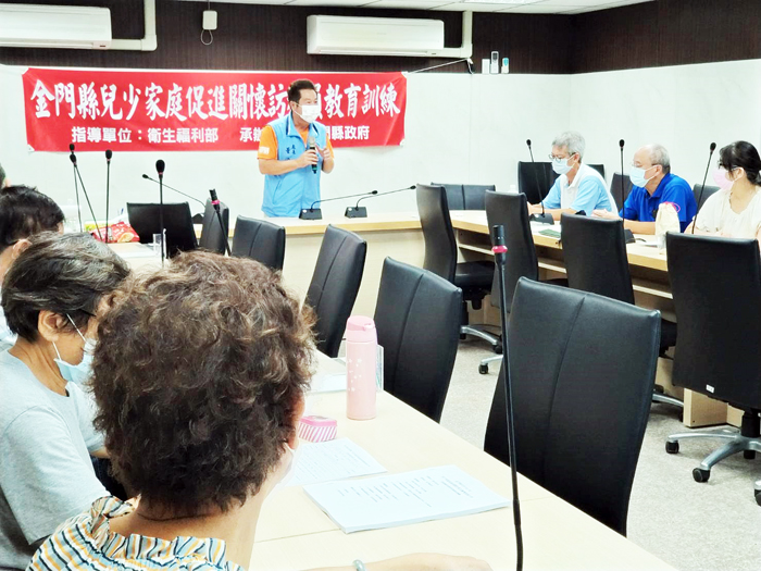 縣府社會處長董燊主持家庭關訪員教育訓練,期許學員攜手共同努力,打造「幸福安全金門島」。(翁維智攝)