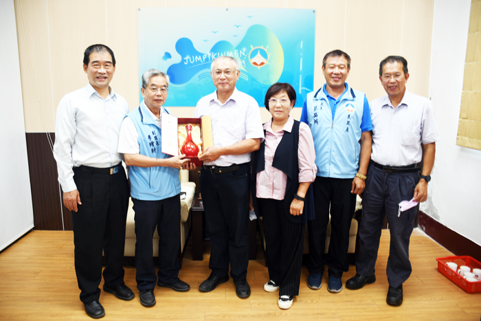 金門縣副縣長李增財昨頒發即將榮退台電塔山電廠廠長葉國佐金門縣榮譽縣民證及合影。(楊水詠攝)
