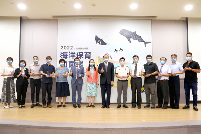 各得獎縣市代表合照。(環保局提供)