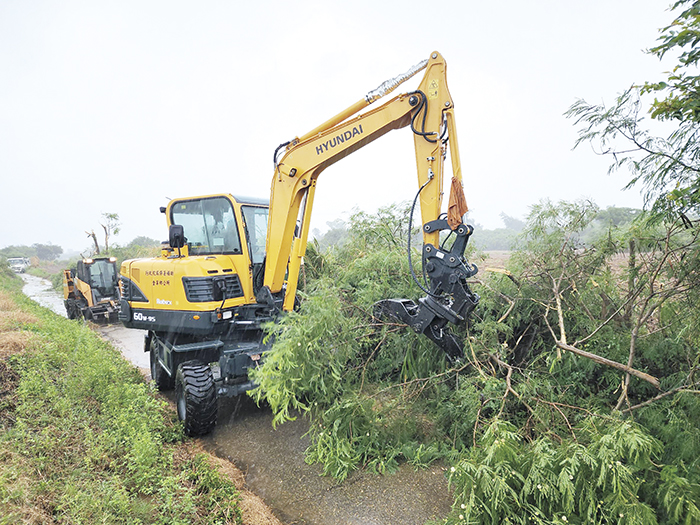 金寧鄉清潔隊協助南山產業道路雜樹清除。（金寧鄉公所提供）