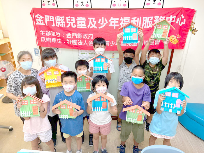 「好想FUN假-暑期兒童體驗課程」圓滿落幕,兩週課程藉由美術手作營、手工藝DIY,帶領與會學童完成多件作品,同時也搭配性騷擾防治等宣導,希望孩童暑期生活豐富又平安。(金門縣兒童及少年福利服務中心提供)
