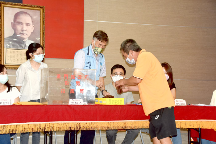 役男抽籤在縣府舉行。(翁維智攝)