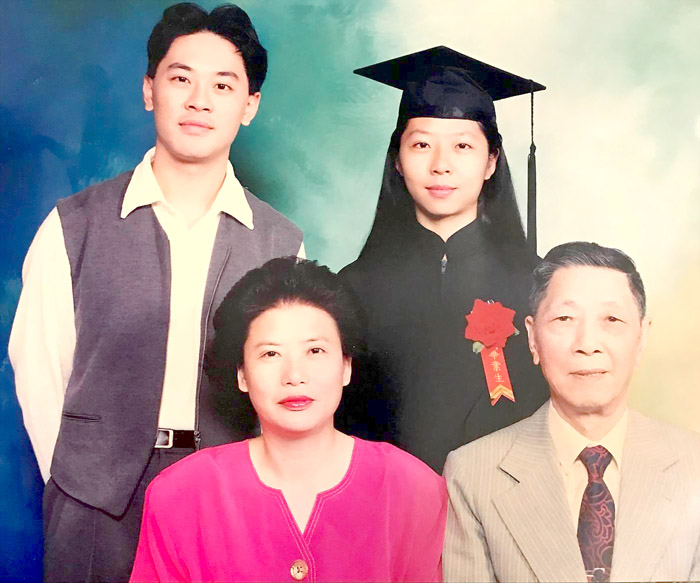 金門日報前社長李思炎(前右), 8月13日清晨走完人生旅程,享壽100歲。
(李紀岡提供)