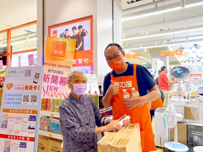 高齡102歲阿嬤也來採購。(特力屋提供)