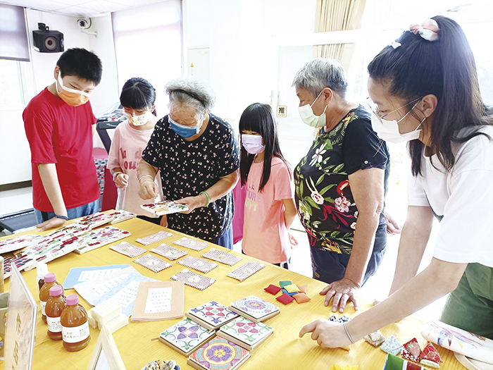 下莊社區發展協會舉辦評鑑作品展，經由社區長輩們的解說導覽，讓預約前往社區活動中心參觀的學童們收穫滿滿。（下莊社區發展協會提供）