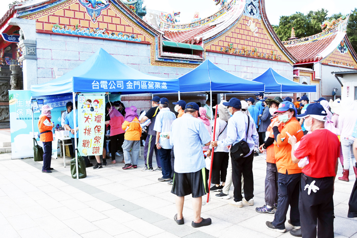 台電金門區處贈加菜金給鎮公所感謝協助淨灘垃圾清運,金城鎮長李誠智贈感謝狀給台電金門區營業處黃甘杏處長;現場也設攤進行「節約用電」、「環境教育推廣」等宣導,吸引民眾參加。(莊煥寧攝)
