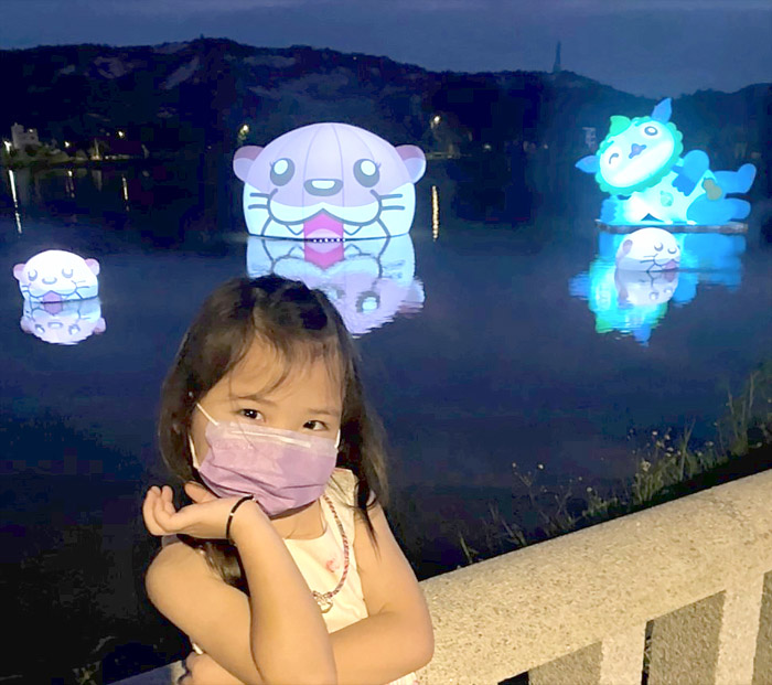 金沙鎮公所配合文化季活動,首次嘗試於榮湖設置大型水獺與旅行風獅爺造景,民眾聞訊紛紛前往拍照分享,讓2022高粱老街風獅爺文化季活動,未演先轟動。(民眾提供)