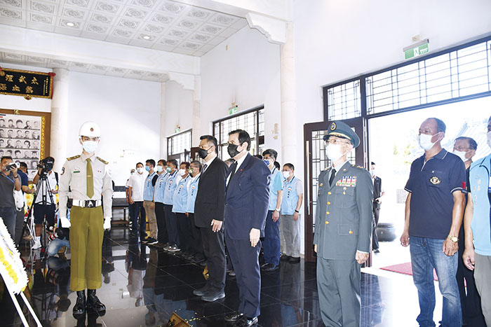 馬前總統到太武山公墓獻花默哀,景懷英範。(楊水詠攝)