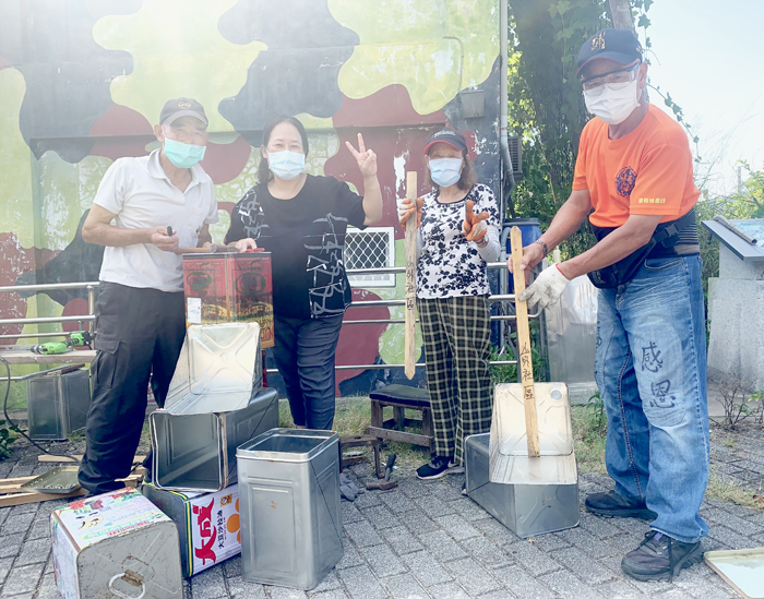 山外社區發展協會的志工長輩們將廢棄物回收再利用,DIY自製鐵畚斗。(林靈攝)