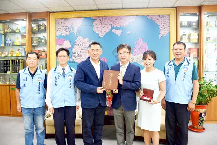 侯重光院長昨在夫人陪同下，抵金門縣政府接受楊鎮浯縣長的授證，包括民政處長蔡西湖、衛生局長李錫鑫、縣府醫療服務中心主任翁克強等在場觀禮。（翁維智攝）