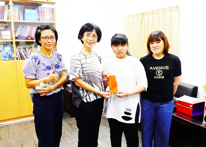 金門縣政府教育處長黃雅芬昨約見奪全國第53屆世界兒童畫展特優得主林孜庭，致贈獎勵金嘉勉並為她的優異成績喝采。（教育處提供）