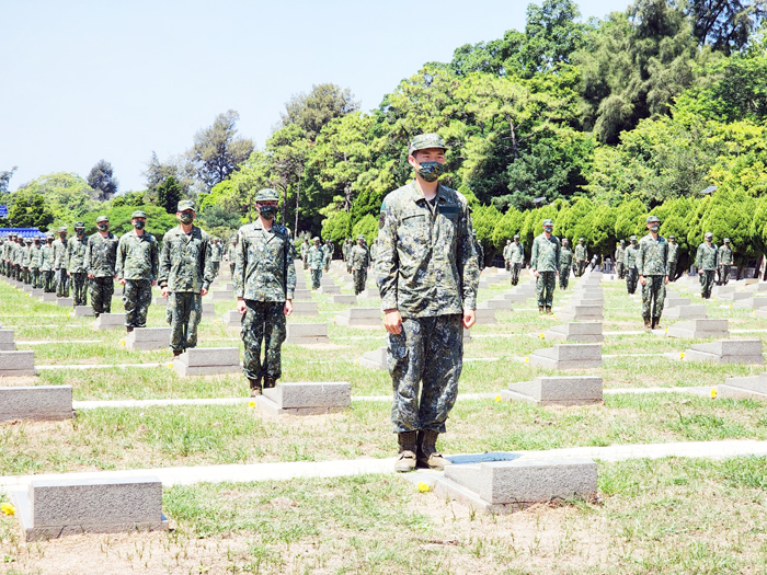 國軍官兵於殉國將士碑前獻花。（許峻魁攝）