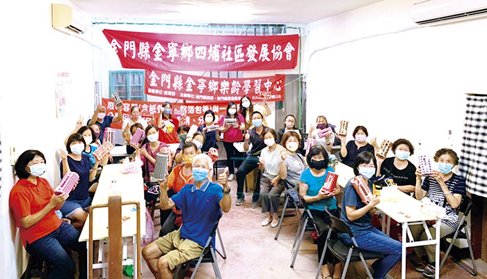 金寧鄉四埔社區舉辦樂齡學習課程－在地布藝手作。（四埔社區提供）