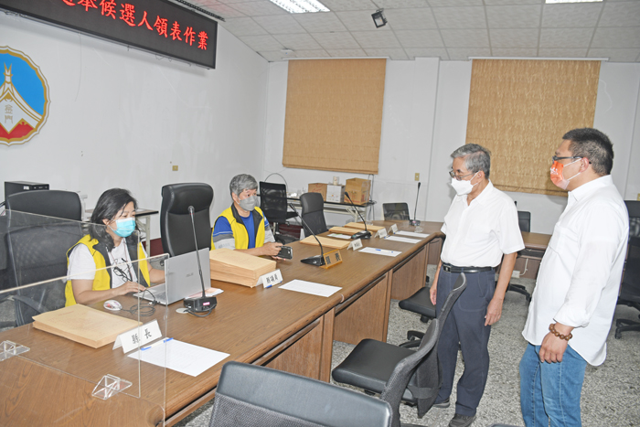 縣選委會主委李增財今日在副總幹事蔡建鑄等人陪同,視察金門縣111年地方公職人員選舉候選人領表登記處,並慰勞選務工作人員。(楊水詠攝)