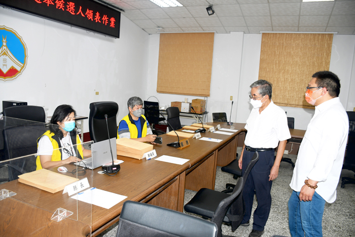 縣選委會主委李增財昨視察金門縣111年地方公職人員選舉候選人領表登記處,並慰勉選務工作人員辛勞。(楊水詠攝)