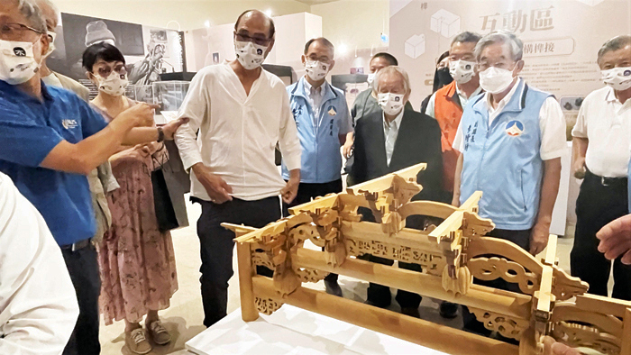 與會人員隨之前往展場參觀,經由解說了解展場內容,兩地匠師現場分享交流。(陳麗妤攝)