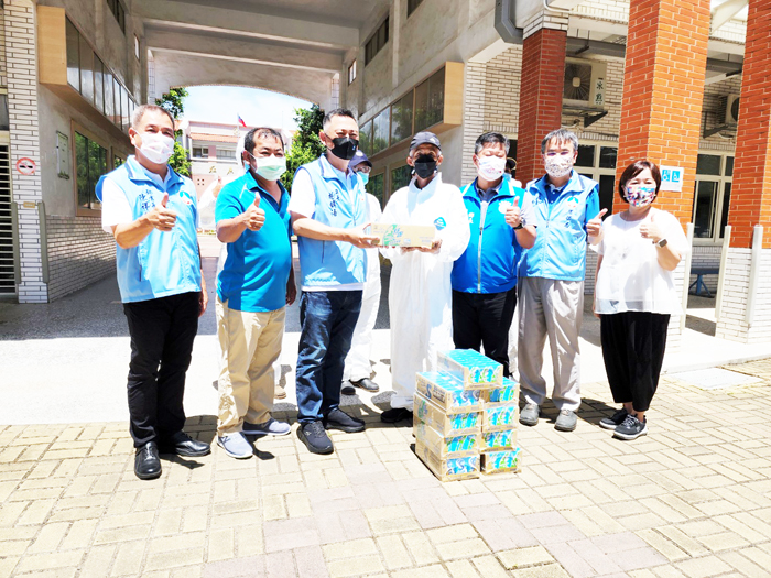 致贈飲料給協助清消的公所環保人員。(許峻魁攝)