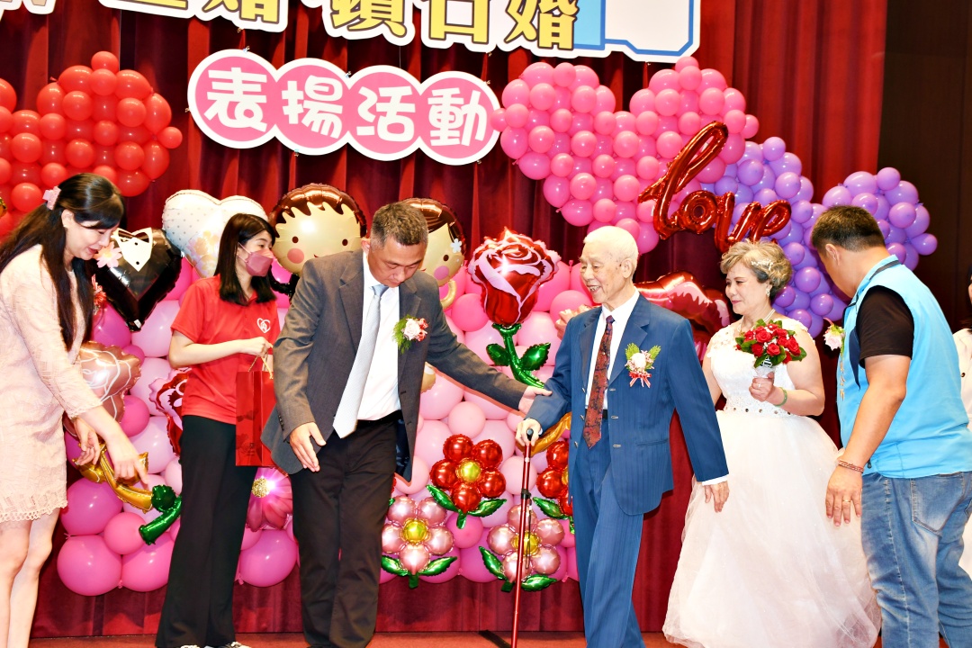 金門縣長楊鎮浯今日在金婚、鑽石婚表揚活動表揚十六對鑽石婚與三十六對金婚夫妻,場面洋溢溫馨氣氛。(楊水詠攝)