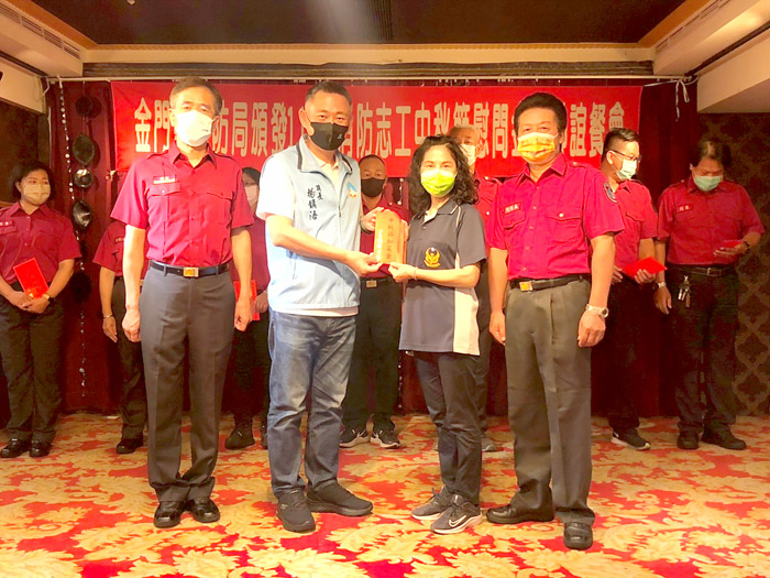 縣長楊鎮浯在秋節前慰問打火弟兄及協勤民力，致贈加菜金。（縣消防局提供）