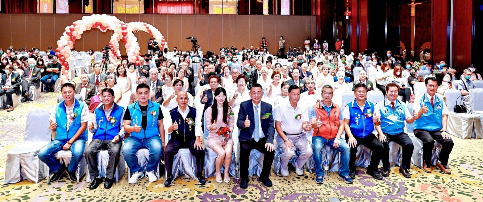 金門縣長楊鎮浯與議員李養生及鄉鎮長、代表會主席和鑽石婚與金婚夫妻合影。(縣府提供)