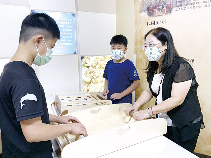 透過樂齡玩具,地區親子可共玩共學,強化祖孫情。(林靈攝)
