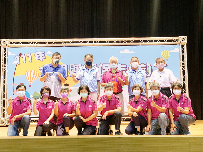 環保局於昨(28)日在金湖體育館舉辦「111年金門縣環保志(義)工群英會活動」,並由信義環保志工隊拿下總冠軍。(林靈攝)