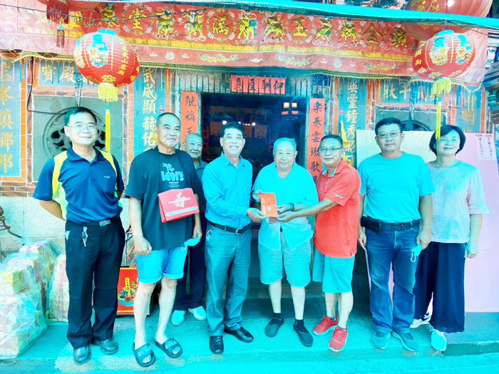 昨（28）日為金湖鎮新頭伍德宮「蘇府二千歲」聖誕千秋建醮慶典及金湖鎮山外英武山岩廟舉行平安醮慶巡安慶典，金湖鎮長陳文顧率各課室主管前往敬祭。（金湖鎮公所提供）