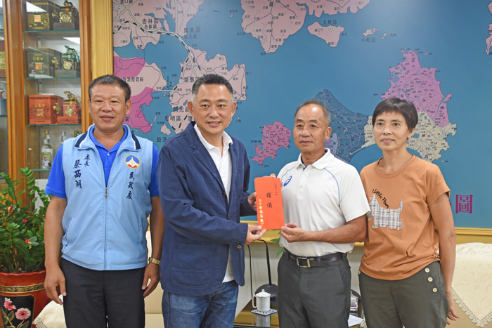 縣長楊鎮浯接見全國孝行楷模戴德愿(右二)。(翁維智攝)