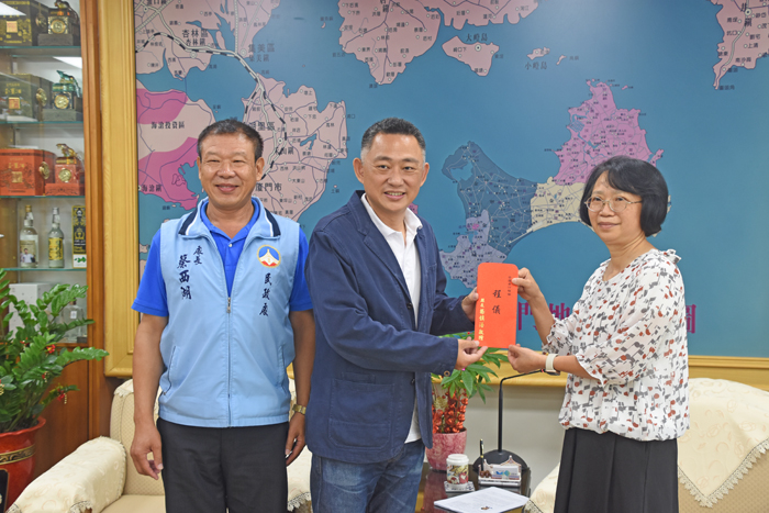 縣長楊鎮浯接見全國孝行楷模吳靜微(右)。(翁維智攝)
