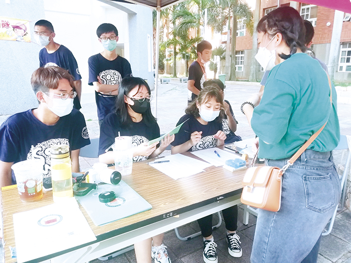 金門大學111學年度一年級新生陸續跨海到校,校方於8月30與31日在金門尚義機場安排兩日接機活動。(金門大學提供)