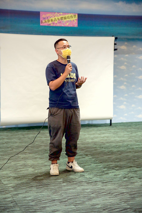 金門縣青發中心表演藝術體驗營日前在風獅爺購物中心卡市達創業加油站展開為期六天的培訓，翁紹輝執行長到場嘉勉鼓勵學員。（金門縣青發中心提供）