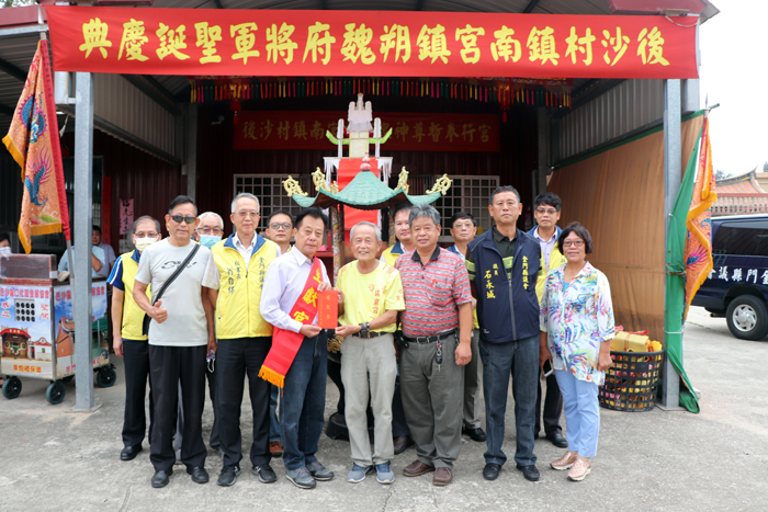 金門縣議長洪允典昨率議會團隊至後沙鎮南宮參拜祈福。(議會提供)